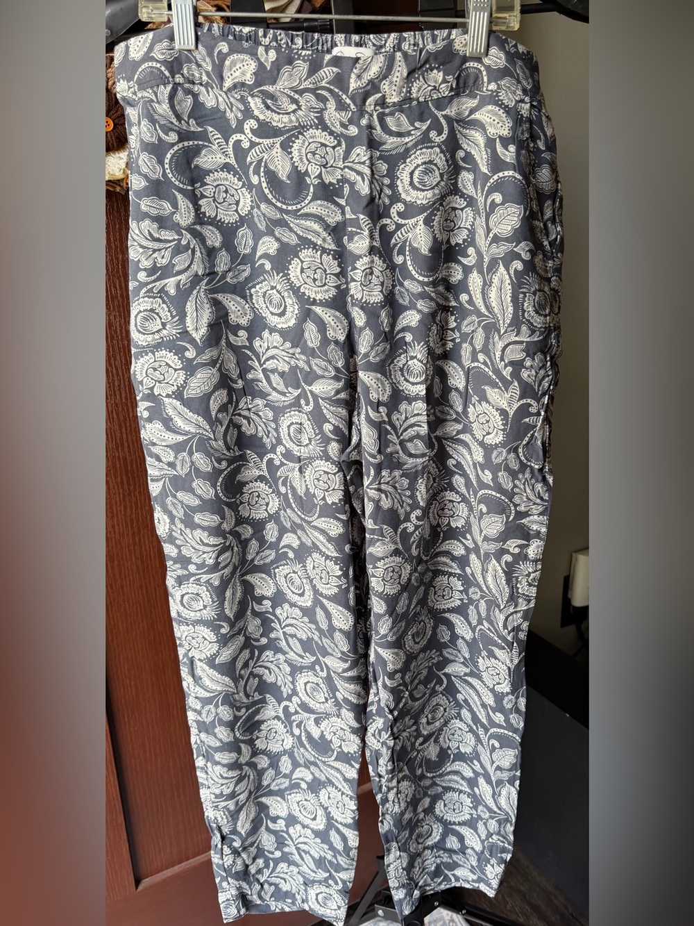 Jessica Simpson Gray/Blue Paisley Flowy Tapered Pants - Medium